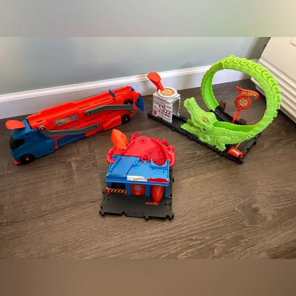 Hot Wheels Scorpion Crocodile Nemesis Set Piece Stunt Expand Hauler Bundle